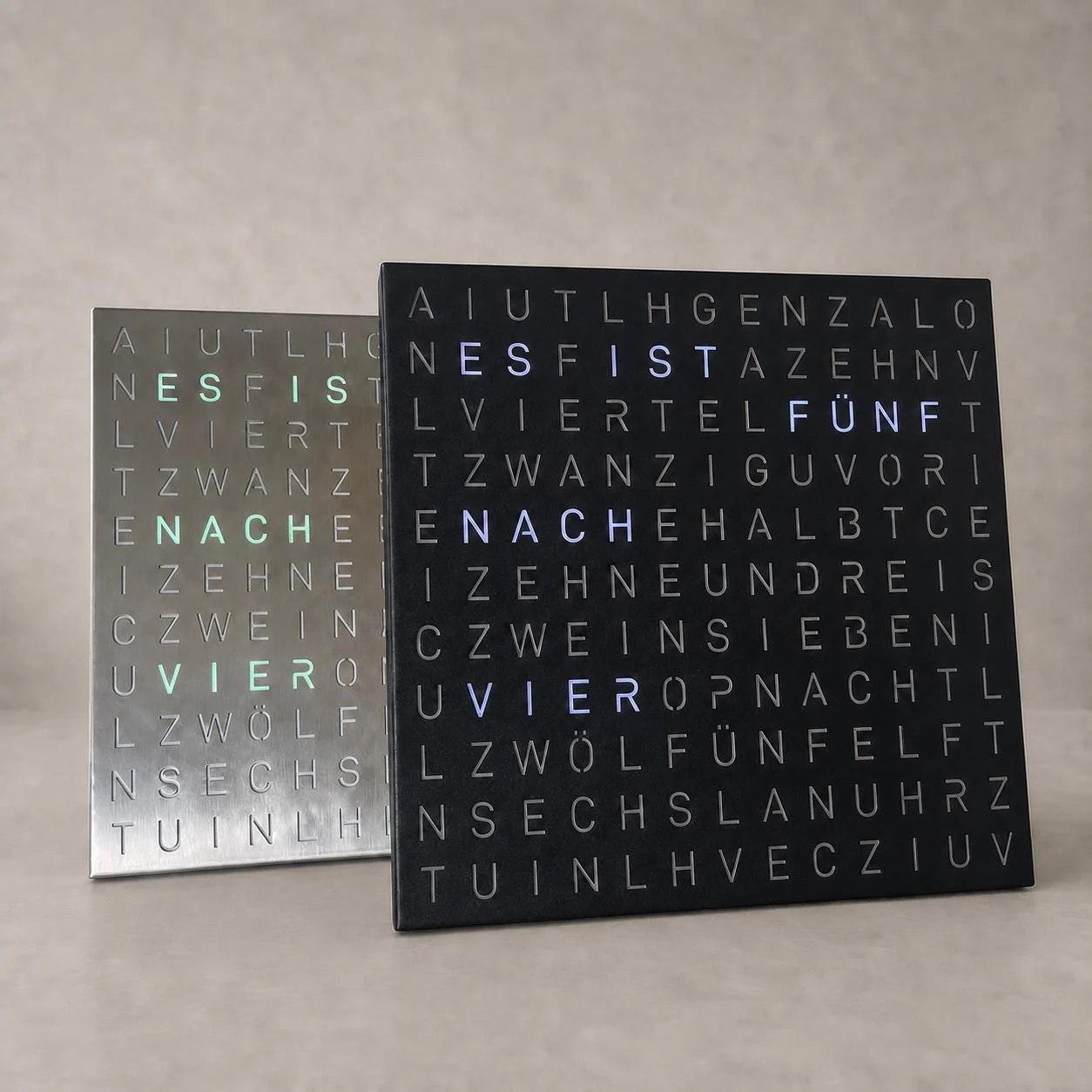 Schwarze TEXTime Wortuhr vor der Ausführung aus gebürstetem Edelstahl