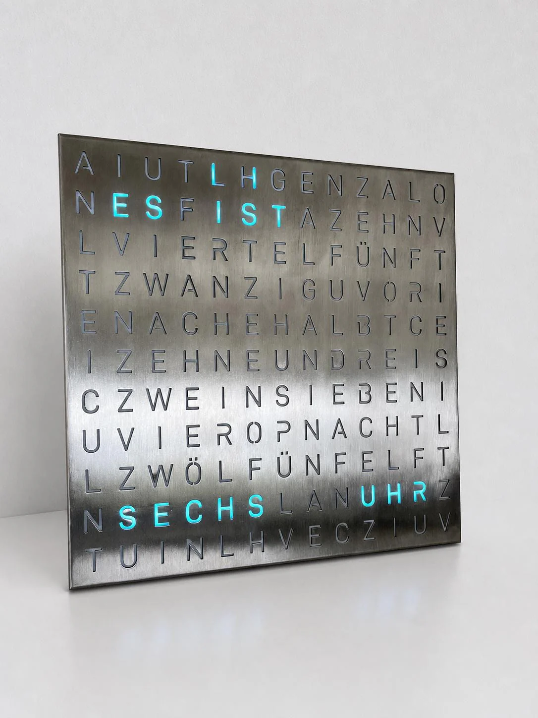 TEXTime Wortuhr aus gebürstetem Edelstahl mit türkis leuchtender Wortanzeige