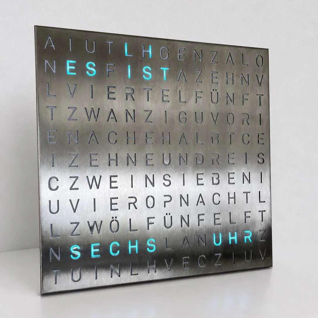 TEXTime Wortuhr aus gebürstetem Edelstahl in gerader Frontalansicht