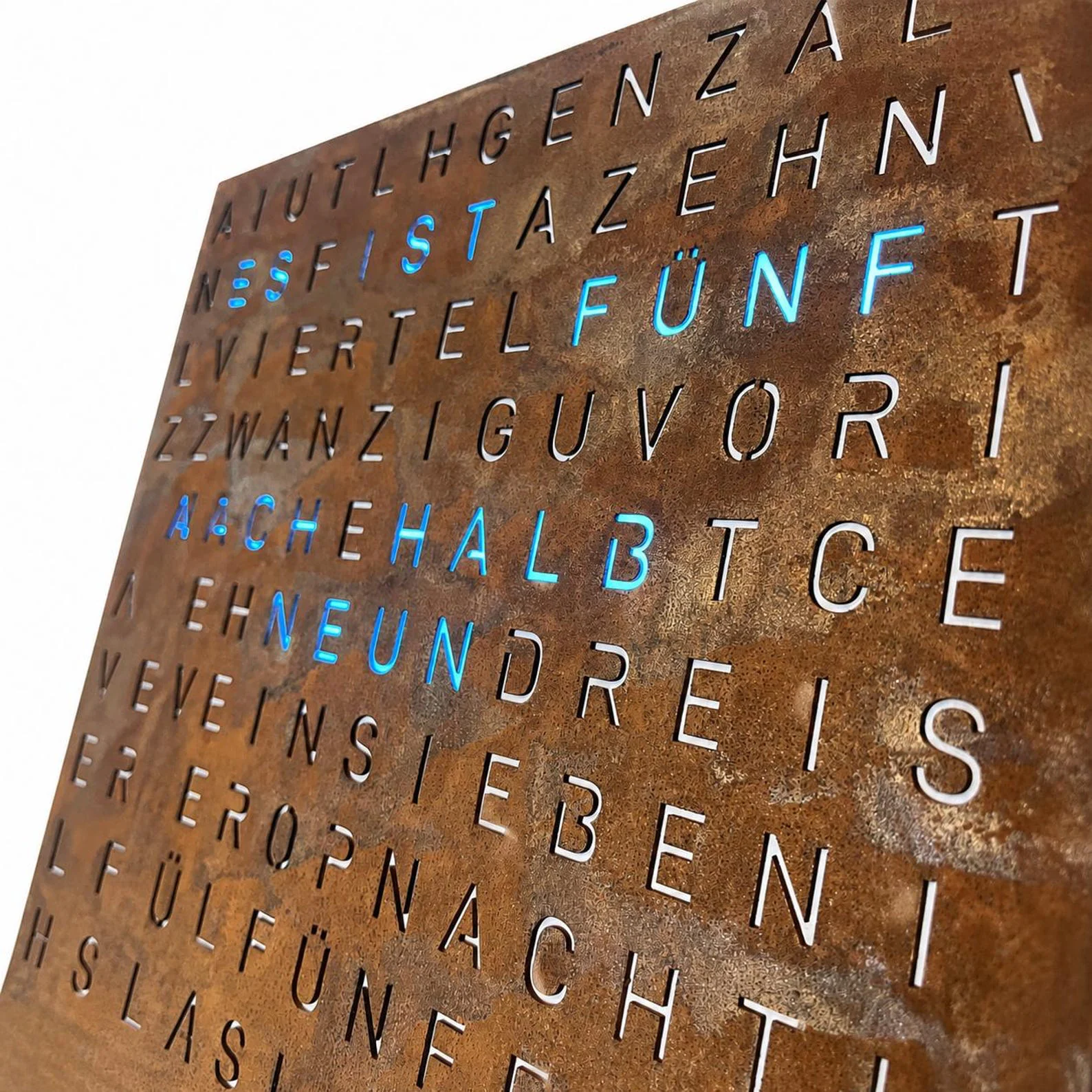 Nahaufnahme der leuchtenden Buchstaben auf der echten Rostoberfläche