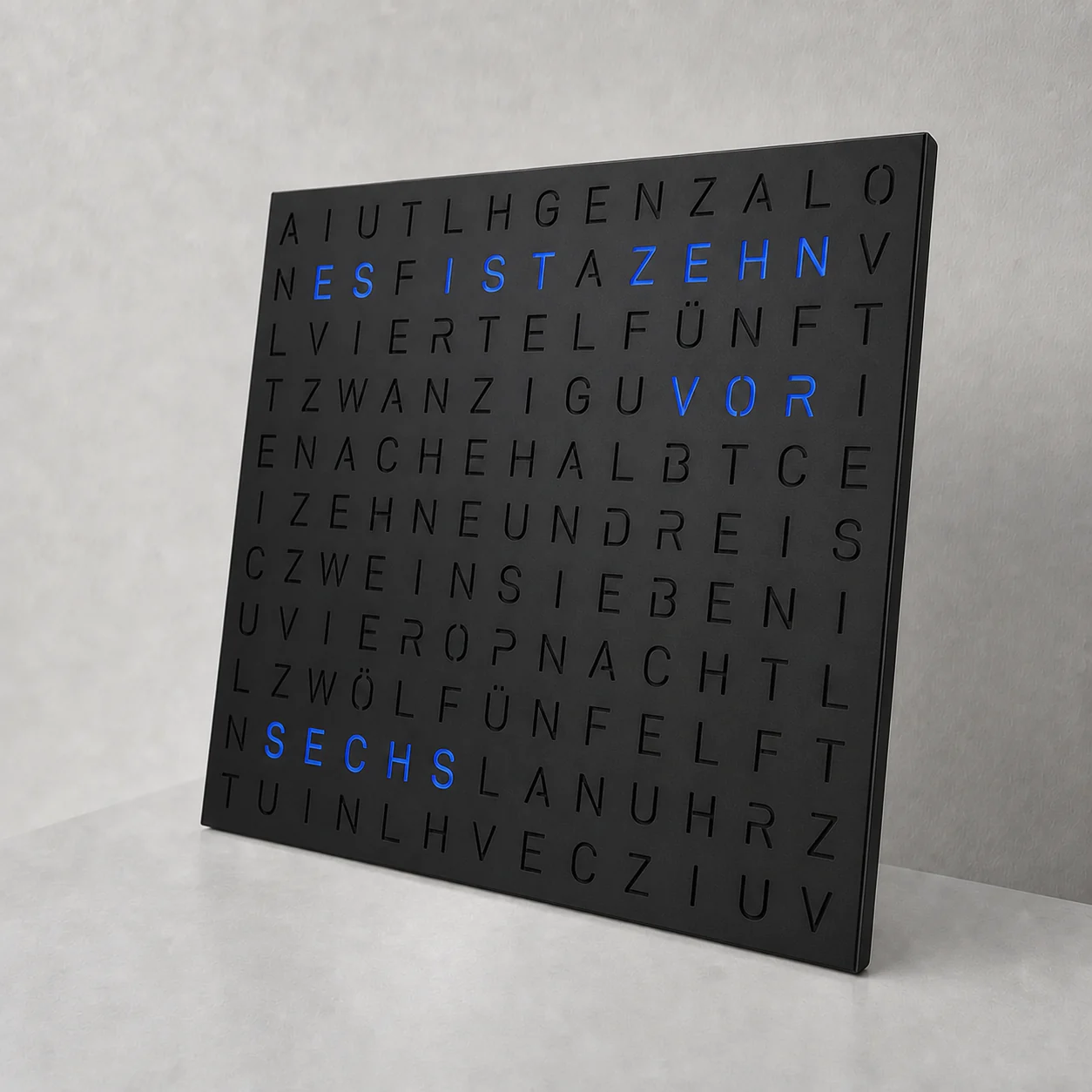 Schwarze TEXTime Wortuhr mit blau leuchtender Anzeige