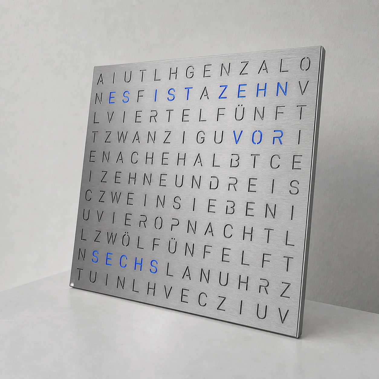 TEXTime mit gebürsteter Edelstahlfront und blau leuchtenden Wörtern